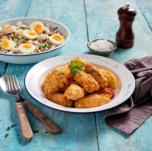 Pastéis de bacalhau com salada de feijão frade