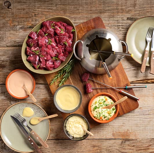 Fondue de Carne com maionese de ervas e maionese de alho