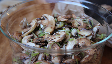 Cogumelos marinados com alho francês