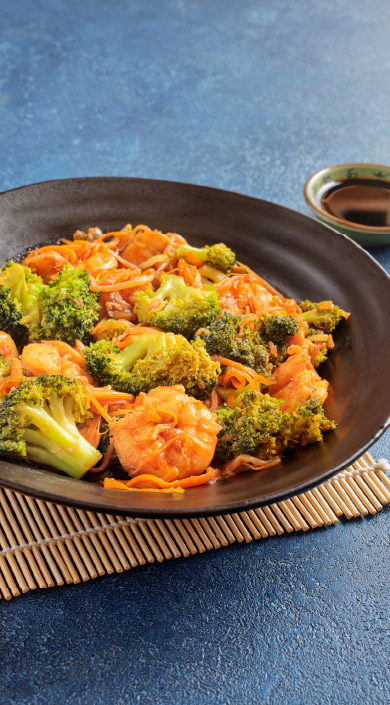 Wok de camarão com brócolos